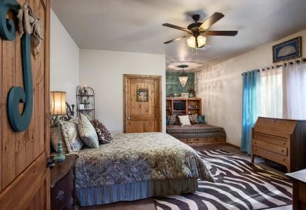 oklahoma-city-guest-room - timber frame guest room