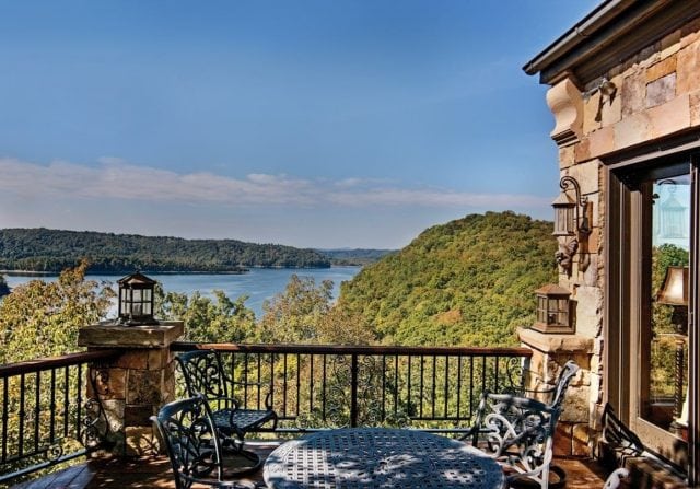 site orientation allowing a full water view